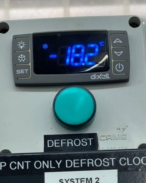 Refrigeration controller showing case temperature